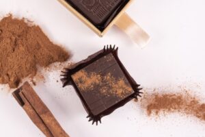 Tablete din ciocolata neagra cu ulei esential de scortisoara