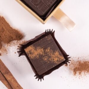 Tablete din ciocolata neagra cu ulei esential de scortisoara