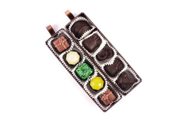 Cutie cu bomboane – praline si ciocolata neagra si fructata
